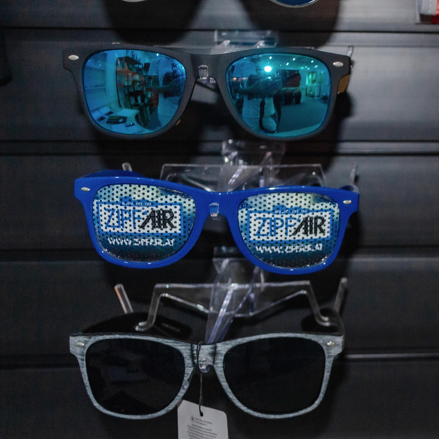 Werbeartikel Oberösterreich | Sonnenbrillen ZipfAir im Showroom
